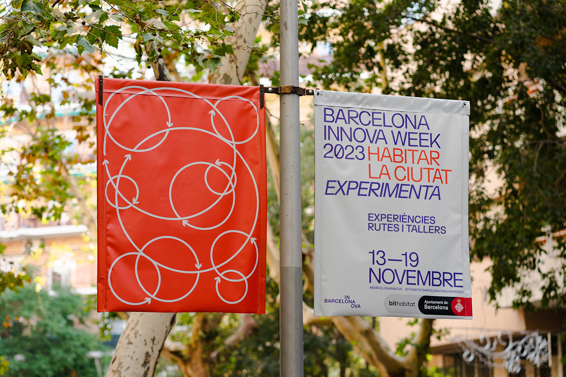 <span><span>Carteles de la campa&ntilde;a gr&aacute;fica BARCELONA INNOVA </span><span>WEEK</span><span> 2023 de color roja colgadas en una farola de BARCELONA. Dise&ntilde;ado por el estudio </span><span>esiete</span><span> de branding y comunicaci&oacute;n.</span></span>