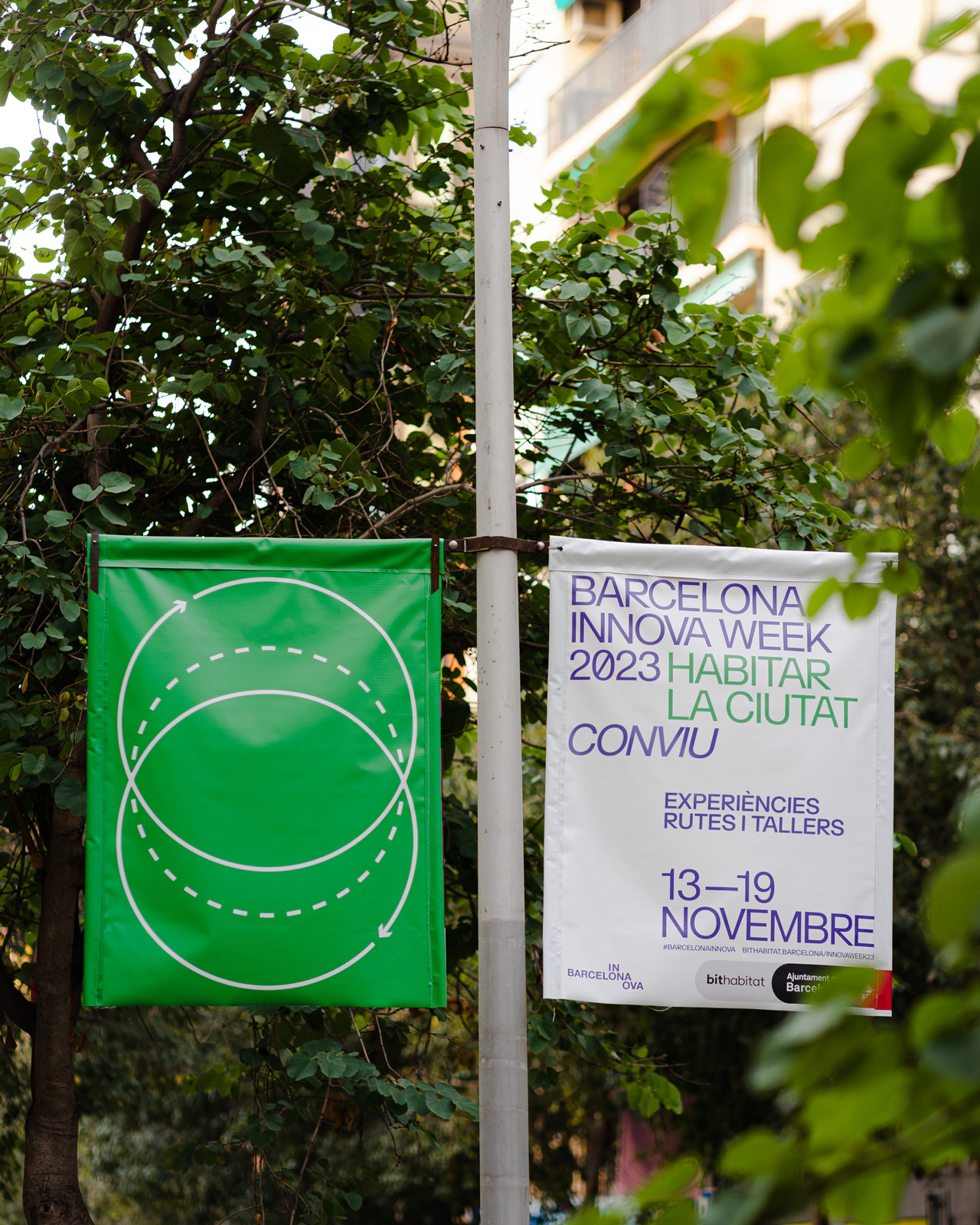 <span><span>Carteles de la campa&ntilde;a gr&aacute;fica BARCELONA INNOVA </span><span>WEEK</span><span> 2023 de color verde colgadas en una farola de BARCELONA. Dise&ntilde;ado por el estudio </span><span>esiete</span><span> de branding y comunicaci&oacute;n.</span></span>