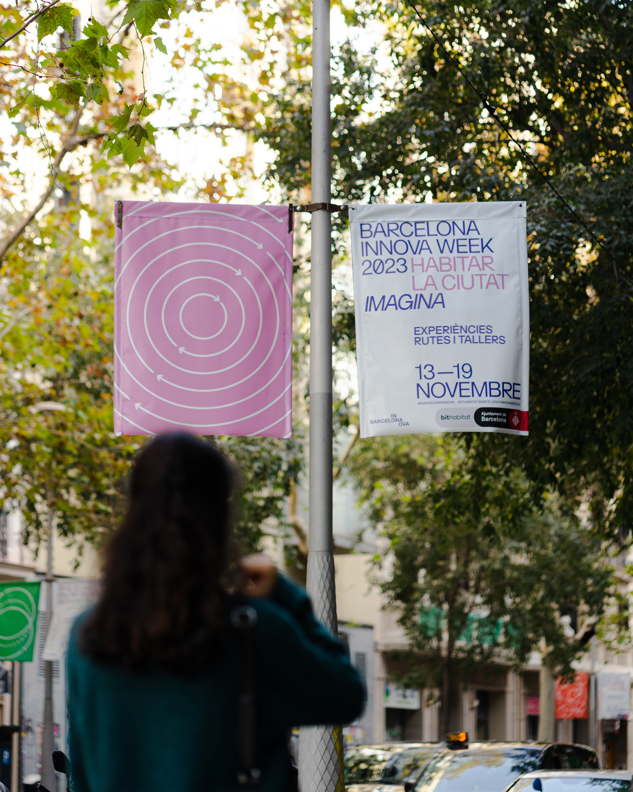 <span><span>Carteles de la campa&ntilde;a gr&aacute;fica BARCELONA INNOVA </span><span>WEEK</span><span> 2023 de color rosa colgadas en una farola de BARCELONA. Dise&ntilde;ado por el estudio </span><span>esiete</span><span> de branding y comunicaci&oacute;n.</span></span>