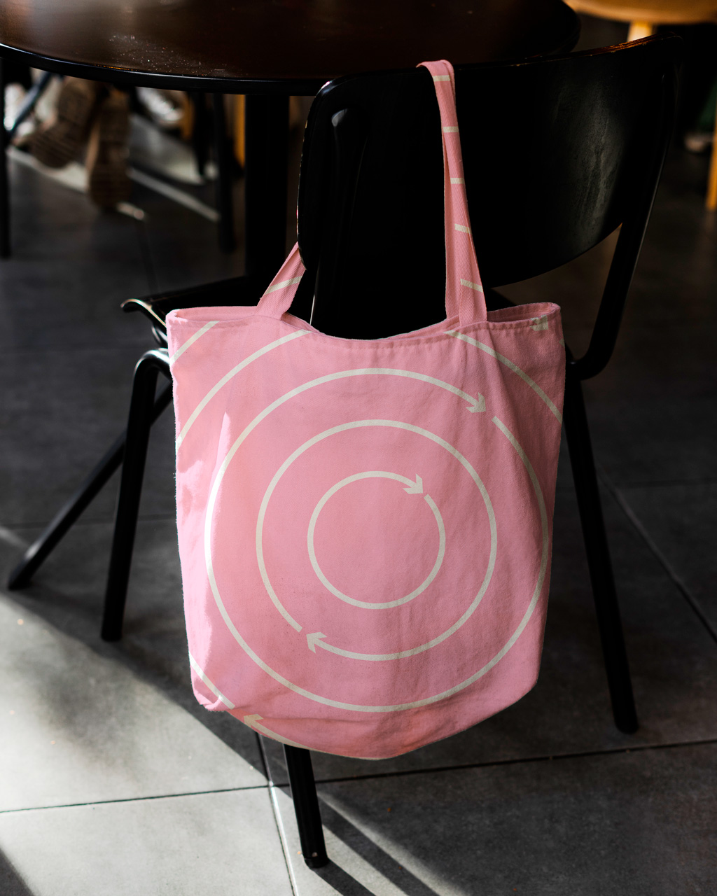 <span>Totebag</span><span>&nbsp;rosa, con imagen gr&aacute;fica del BARCELONA INNOVA&nbsp;</span><span>WEEK</span><span>&nbsp;2023, como elemento de&nbsp;</span><span>merch</span><span>. Dise&ntilde;ado por el estudio&nbsp;</span><span>esiete</span><span>&nbsp;de branding y comunicaci&oacute;n.</span>