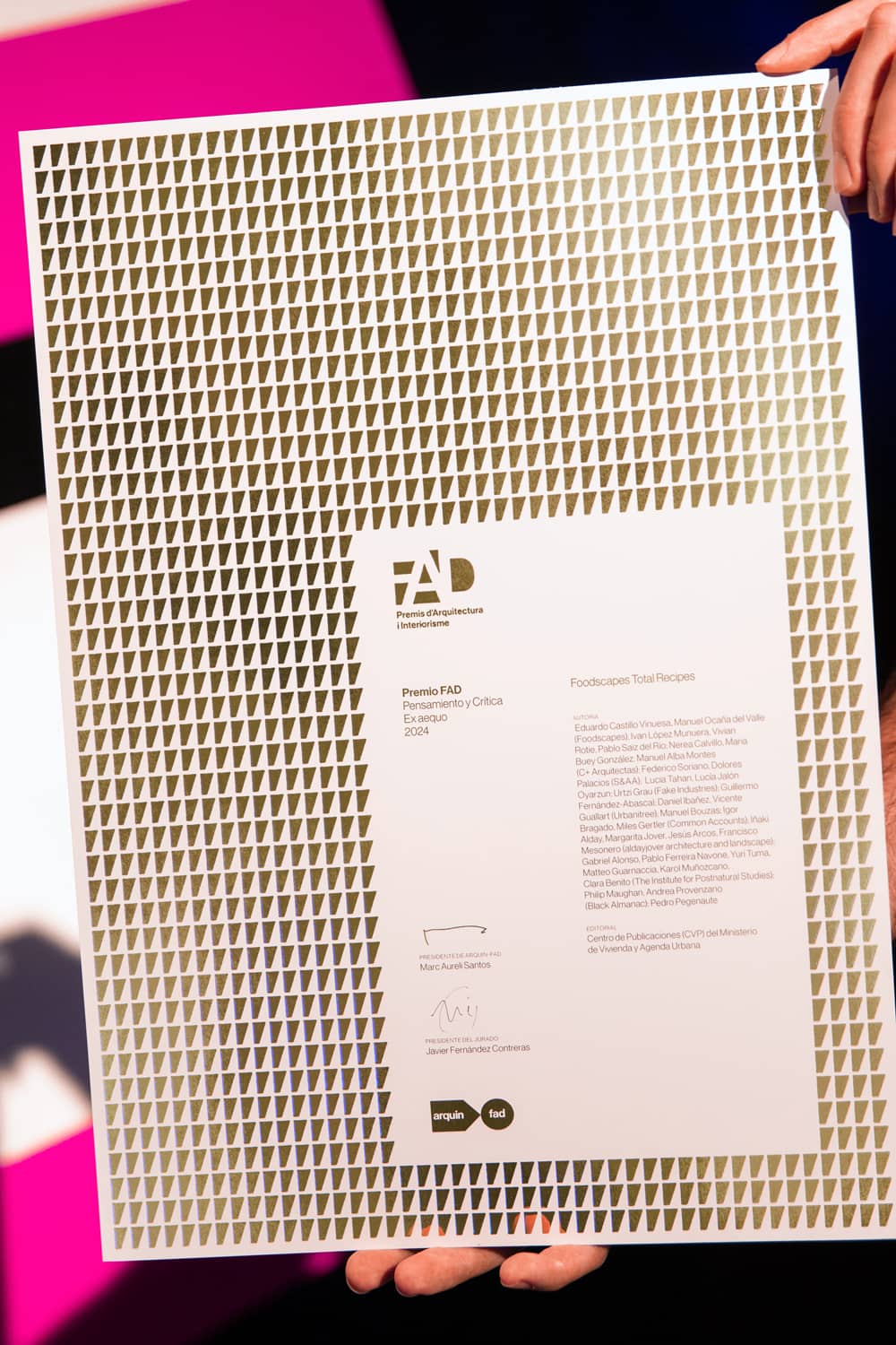 Diplomas de la nueva identidad visual de los Premios FAD de Arquitectura e Interiorismo de 2024 con el logotipo en la parte superior izquierda y en la parte inferior izquierda el logotipo de Arquin Fad.
