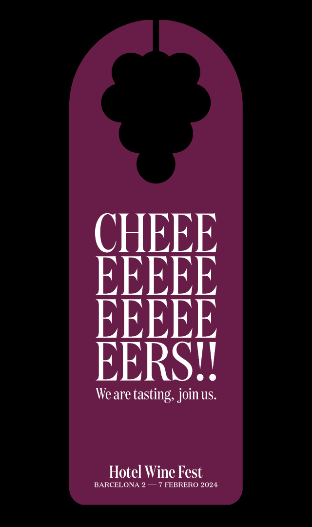 Un colgador de puerta de color morado sobre un fondo negro, en el que pone Cheeeeeeeeeeeers!!! We are tasting, join us, escrito con una tipograf&iacute;a serif moderna y con un agujero en el asa representando la silueta de un ramo de uvas. En la parte inferior, el logotipo tipogr&aacute;fico de Hotel Wine Fest y la fecha: Barcelona 2 &mdash; 7 Febrero 2024.
