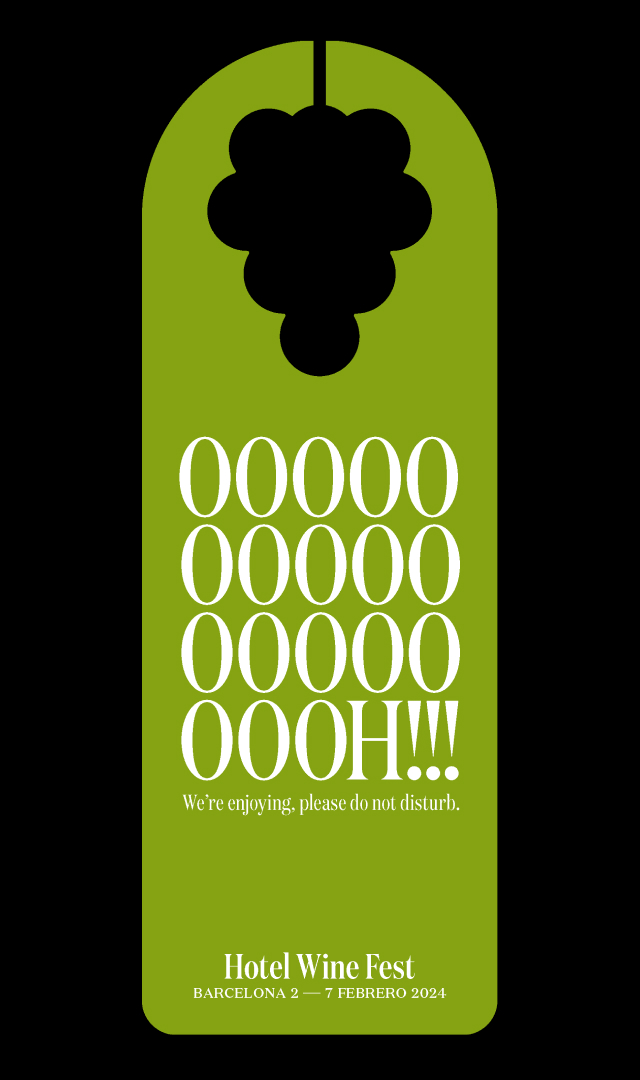 Un colgador de puerta de color verde sobre un fondo negro, en el que pone Ohhhhh!!! We&rsquo;re enjoying, please do not disturb, escrito con una tipograf&iacute;a serif moderna y con un agujero en el asa representando la silueta de un ramo de uvas. En la parte inferior, el logotipo tipogr&aacute;fico de Hotel Wine Fest y la fecha: Barcelona 2 &mdash; 7 Febrero 2024.