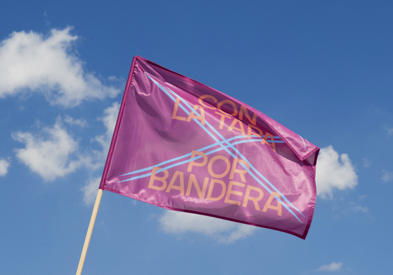 Bandera bajo el cielo, con gr&aacute;fico X y el lema de la campa&ntilde;a 2025 Con la tapa, por bandera.
