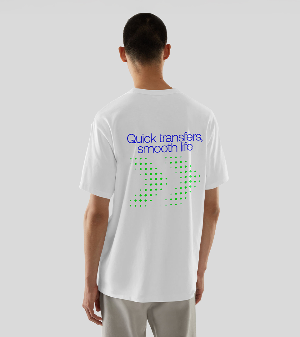 Chico contempor&aacute;neo con camiseta de Altras