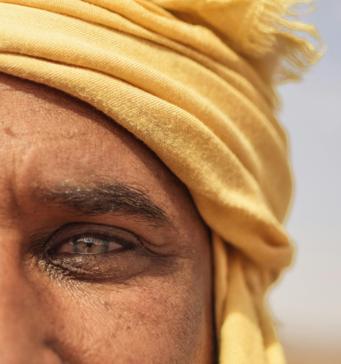 Foto de primer plano de un hombre del Sahara