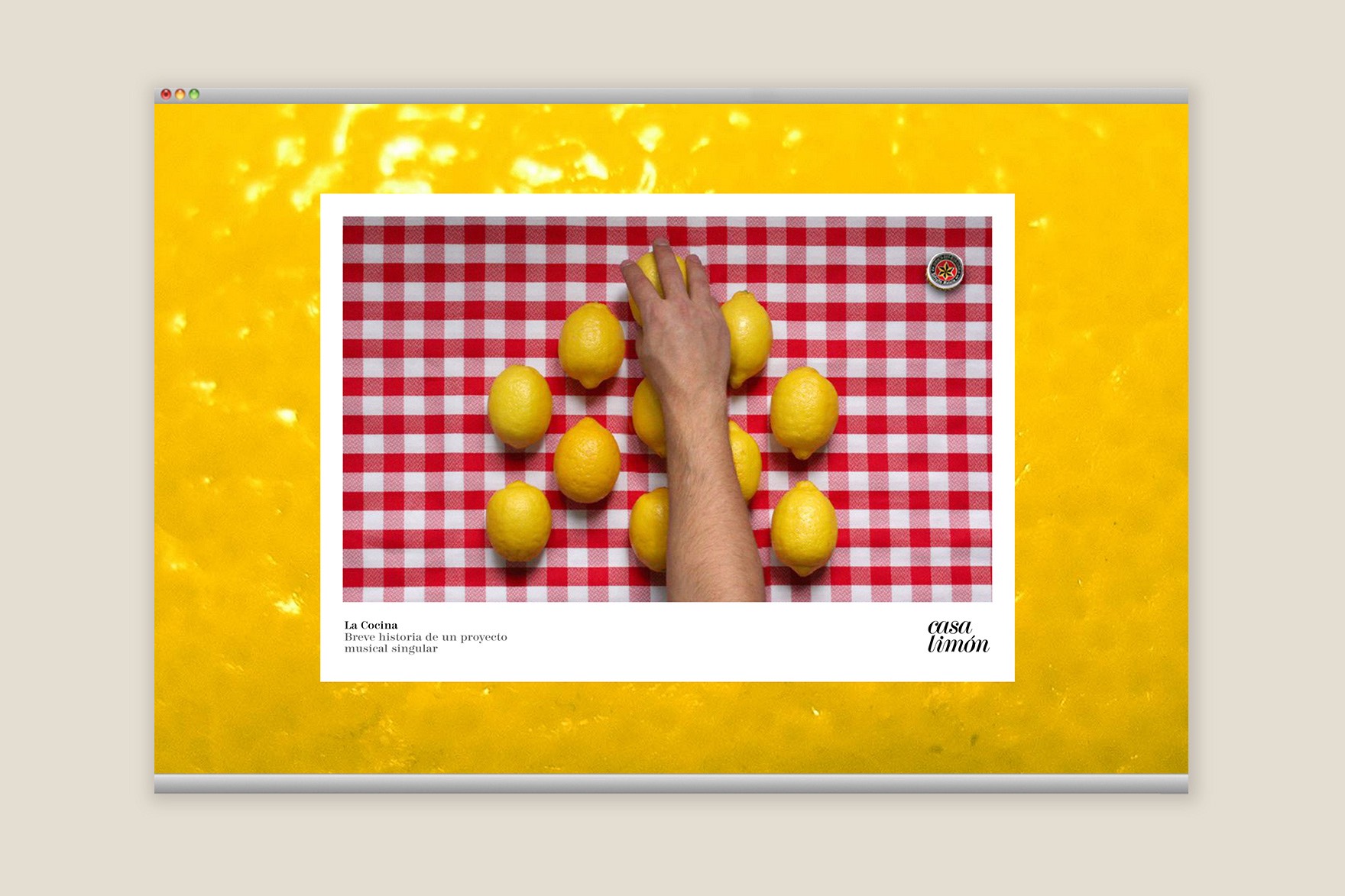Dise&ntilde;o de la p&aacute;gina web Incluye LA COCINA BREVE HISTORIA DE UN PROYECTO MUSICAL SINGULAR con la fotograf&iacute;a de una mano cogiendo un lim&oacute;n de la mesa. De la web de CASA LIM&Oacute;N. Dise&ntilde;ado por el estudio de branding y comunicaci&oacute;n Esiete y programado por sevenap.