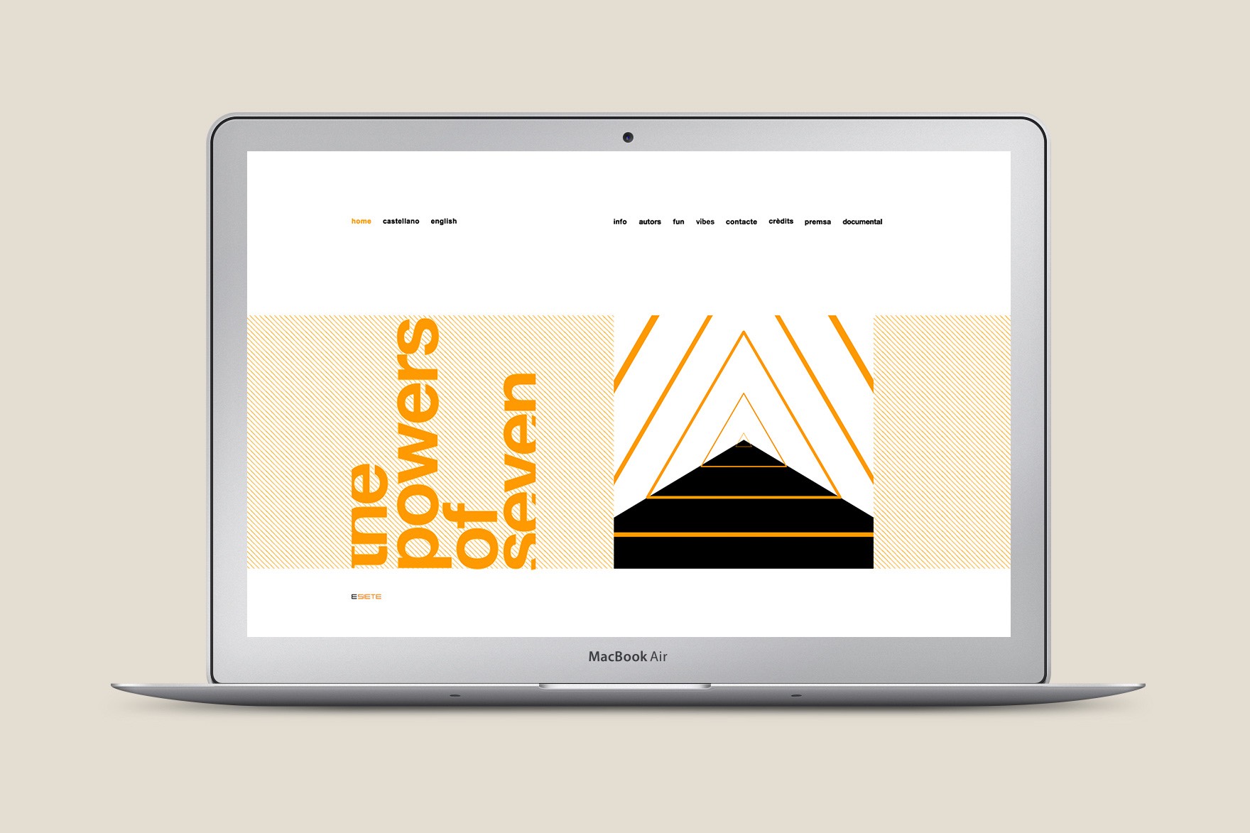 Dise&ntilde;o de la p&aacute;gina de inicio de POWERS OF SEVEN, web en tres idiomas. Incluye patr&oacute;n abstracto minimalista en color naranja y tipograf&iacute;a rotada. Web dise&ntilde;ada por el estudio de branding y comunicaci&oacute;n esiete y programada por sevenap.