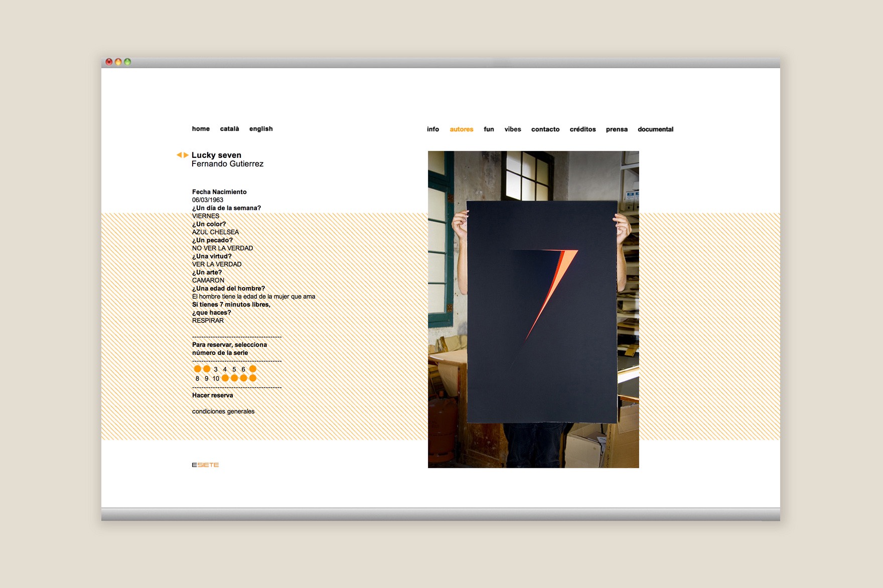 Dise&ntilde;o de la p&aacute;gina &ldquo;Authors&rdquo; de la web de POWERS OF SEVEN. Incluye un patr&oacute;n abstracto minimalista en color naranja, un hombre sujetando un cartel tipogr&aacute;fico de Lucky Seven dise&ntilde;ado por Fernando Guiterrez. Web dise&ntilde;ada por el estudio de branding y comunicaci&oacute;n esiete y programada por sevenap.