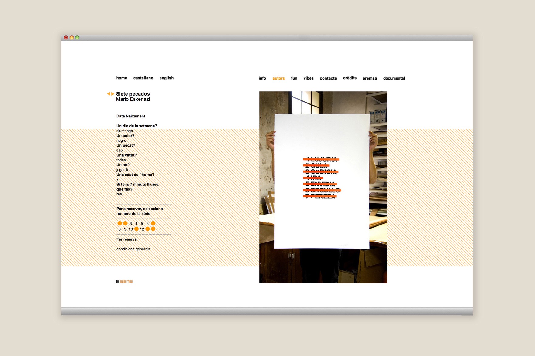 Dise&ntilde;o de la p&aacute;gina de &ldquo;Autores&rdquo; de la web de POWERS OF SEVEN. Incluye un motivo abstracto minimalista en color naranja, un hombre sujetando el cartel tipogr&aacute;fico de censura de Siete Pecados, dise&ntilde;o de Mario Eskenazi. Web dise&ntilde;ada por el estudio de branding y comunicaci&oacute;n esiete y programada por sevenap.