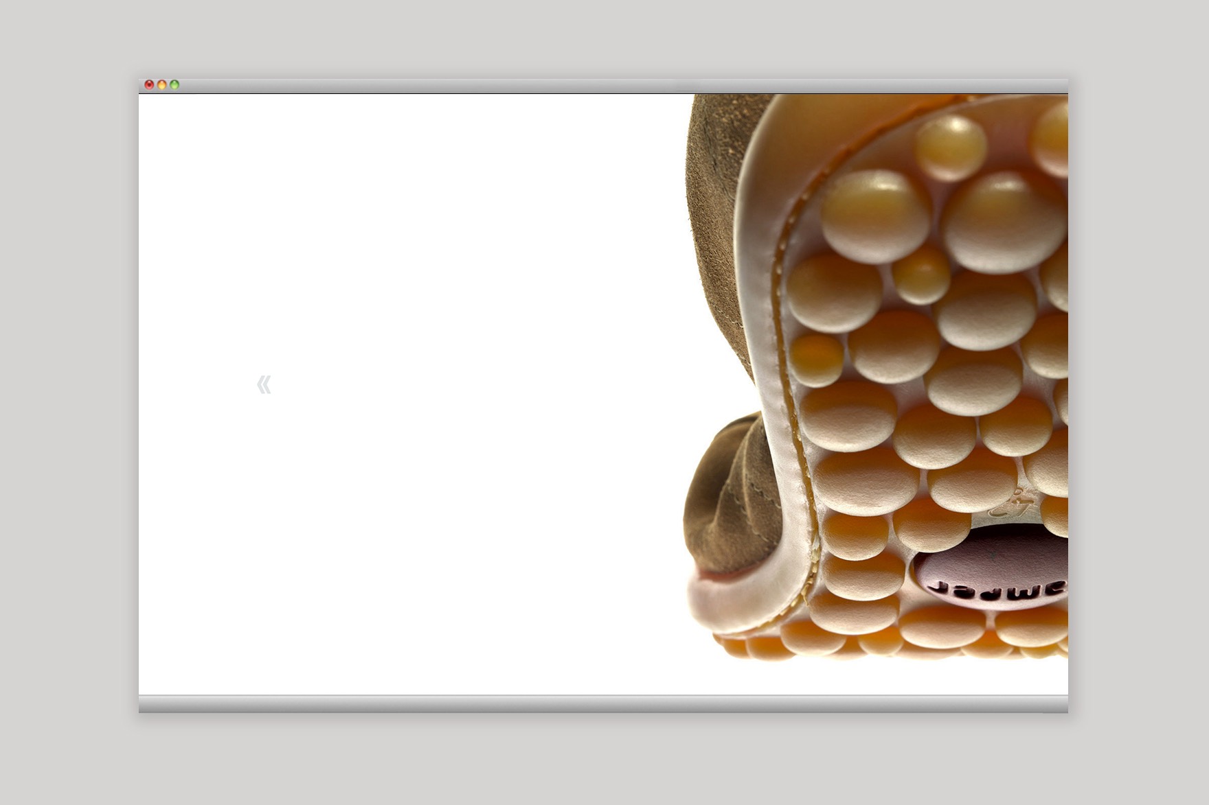 Primer plano de la suela de un zapato de la web portfolio de fotograf&iacute;a de Mauricio Salinas. Web dise&ntilde;ada por el estudio de branding y comunicaci&oacute;n Esiete y programada por sevenap.