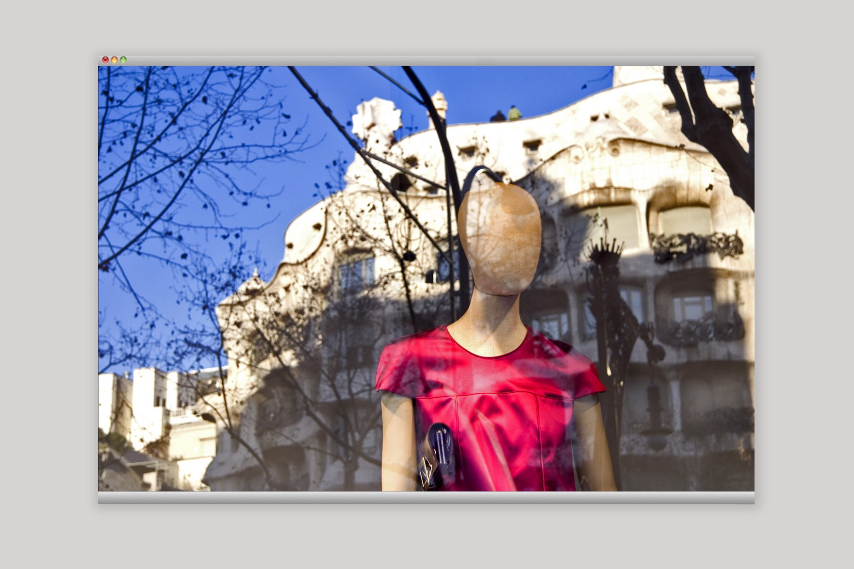 Un maniqu&iacute; de mujer con vestido rojo delante de un edificio de Gaud&iacute;. De la web portfolio de Mauricio Salinas. Web dise&ntilde;ada por el estudio de branding y comunicaci&oacute;n Esiete y programada por sevenap.