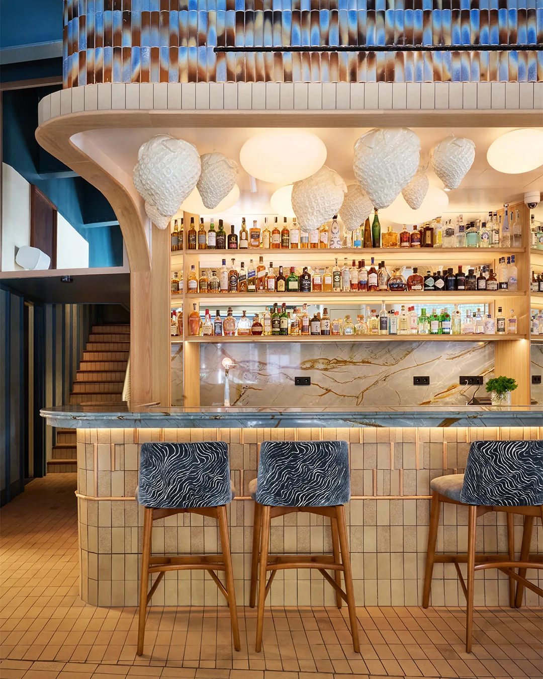 Identidad de Osteria Condal integrada en el espacio del restaurante, junto a la barra de cócteles