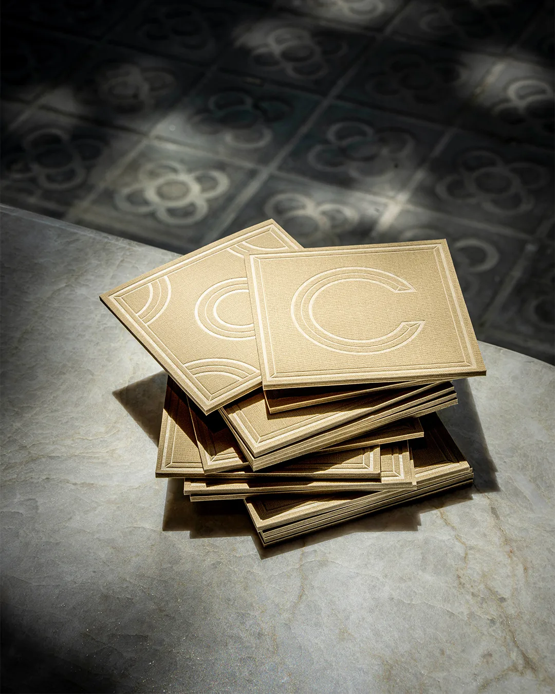 Branding de Osteria Condal aplicado a posavasos y elementos de mesa