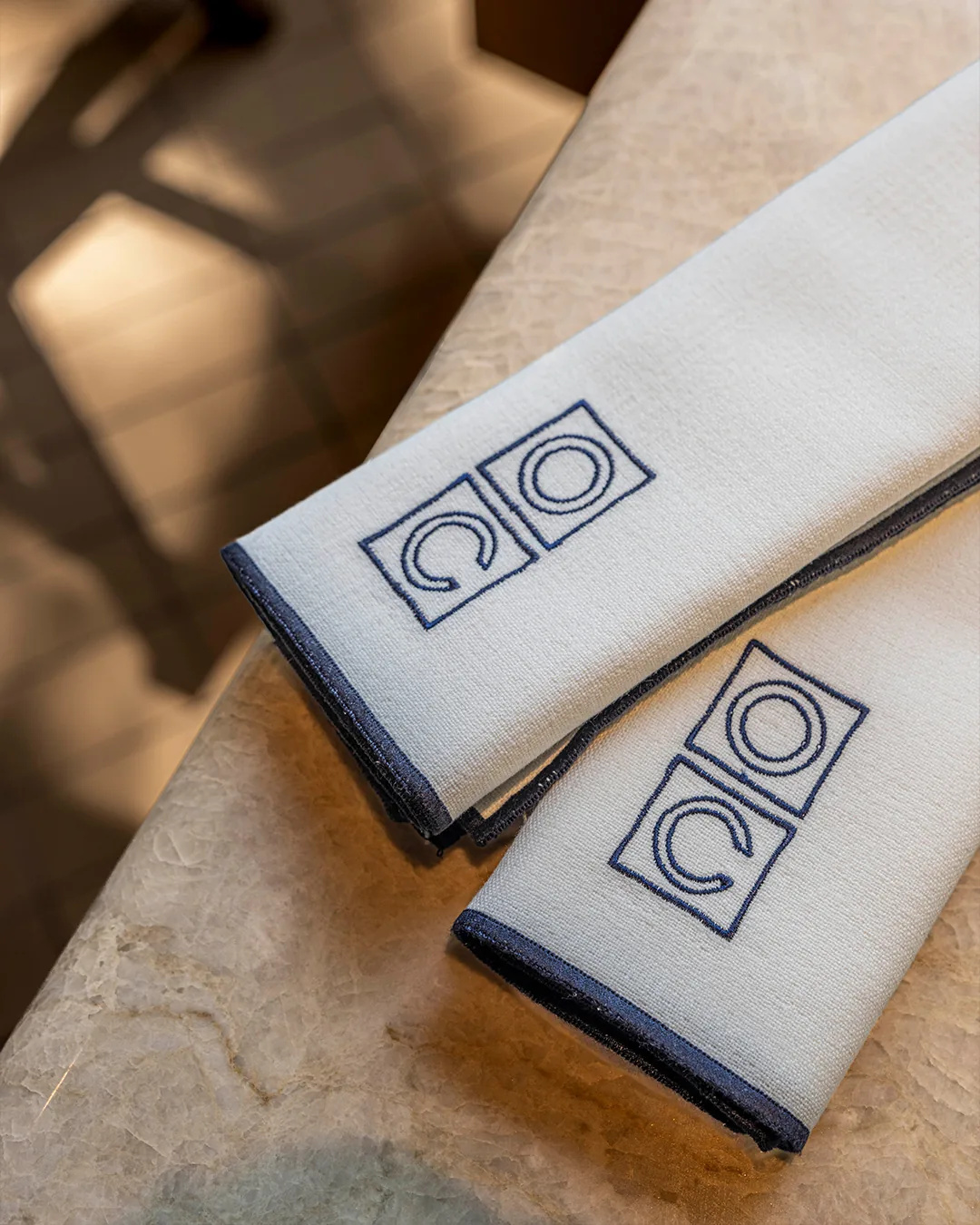 Monograma de Osteria Condal bordado en las servilletas del restaurante