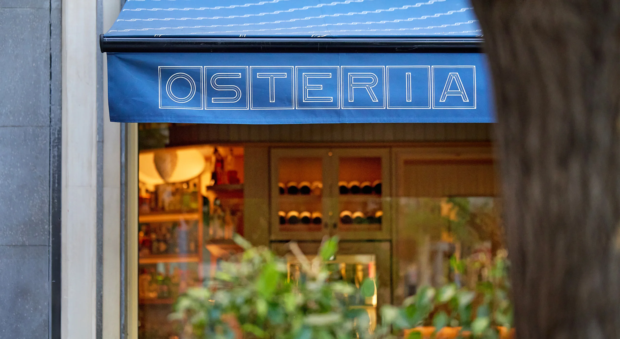 Identidad visual de Osteria Condal aplicada a la fachada del restaurante en Barcelona