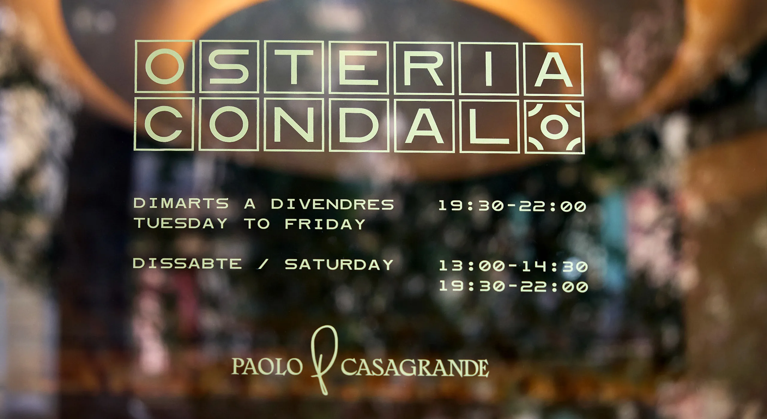 Logotipo e identidad visual de Osteria Condal aplicados al escaparate